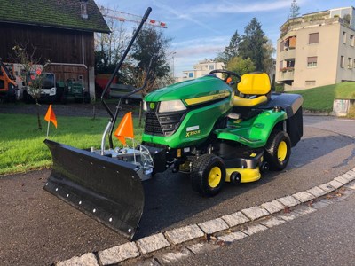 Rasentraktor X350R Schneehirsch mit Schneepflug