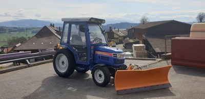 Iseki TH 4330 FH, mit Schneepflug Zaugg G3