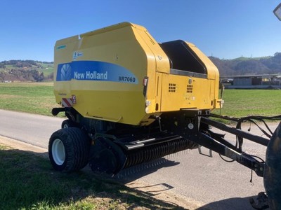 Rundballenpresse New Holland BR7060