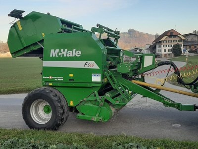 Rundballenpresse McHale F560