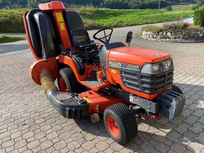 Kubota BX 2200 mit Mähwerk und Grasaufnahmegerät