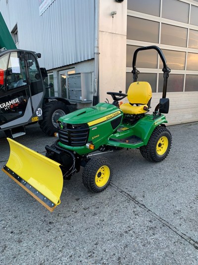 Allrad - Kompakttraktor John Deere X949 mit Schneepflug