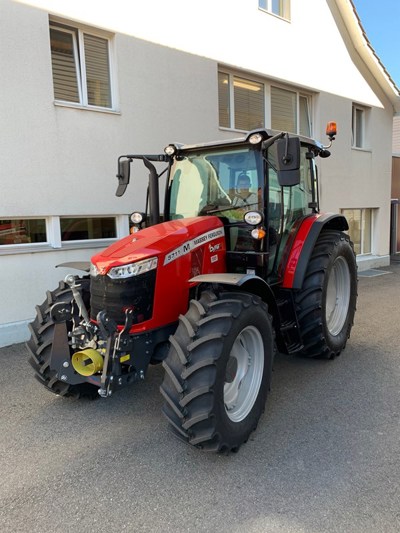 Massey Ferguson 5711M-Dyna 4