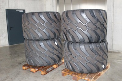 Räder / Bereifung 710/40 R 22.5 BKT