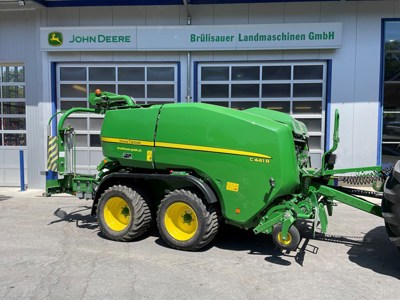 John Deere C 441 R mit Folienbindung