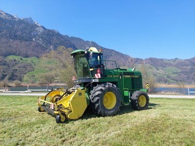 John Deere 6810 Häcksler mit Pickup 630