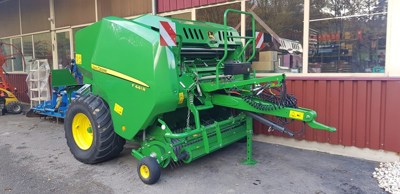 Rundballenpresse John Deere F441R mit Folienbindung