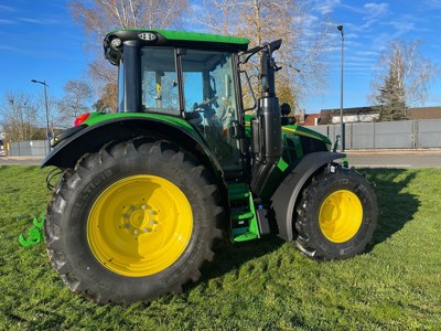 John Deere 6120M