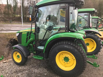 Traktor John Deere 3046 R mit E-Jostick