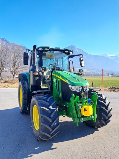 John Deere 6120M