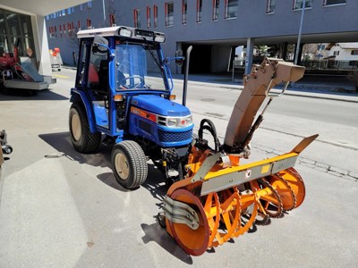 ISEKI Kommunaltraktor TH 4330 mit Zaugg Schneefräse und Schneepflug