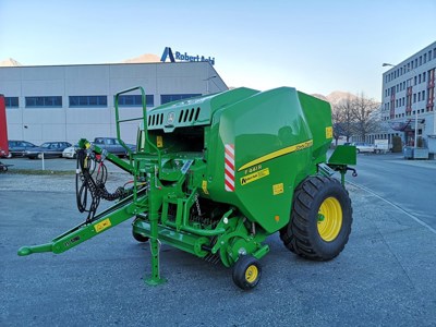 John Deere Presse F441R mit Folienbindung