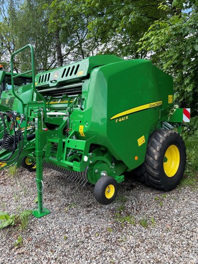 Rundballenpresse John Deere F441R