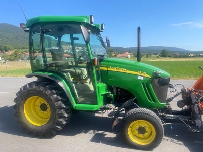 John Deere 3320