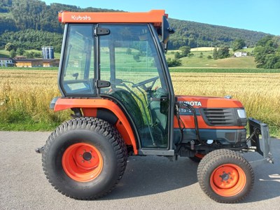 Kubota STV 32 Kleintraktor Rasentraktor Kommunaltraktor Traktor