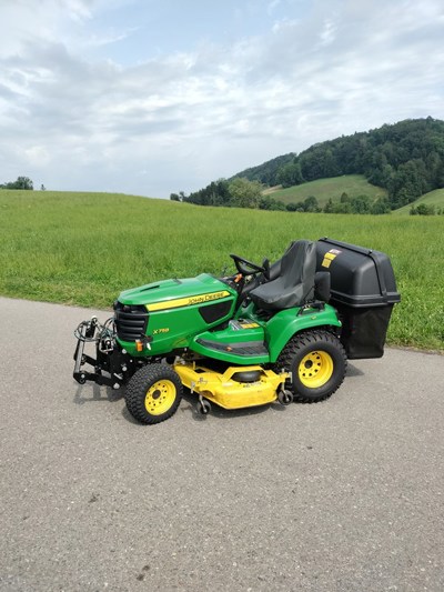 Rasentraktor John Deere X758