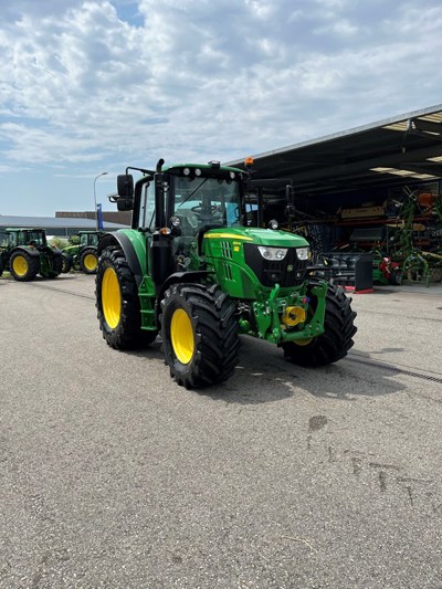 John Deere 6120M mit Frontlader