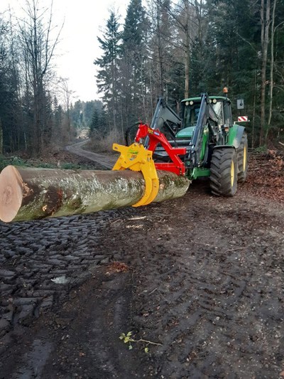 Hydr. Holzrückezange Perzl - seit 25 Jahren, Pince à débardage Perzl - depuis 1997 - Forstmesse Luze