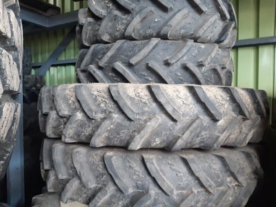 Räder 270/95 R 38  Räder 250/85 R 24