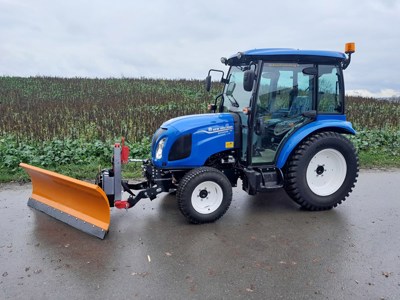 New Holland Boomer 35 mit FH, Schneepflug.