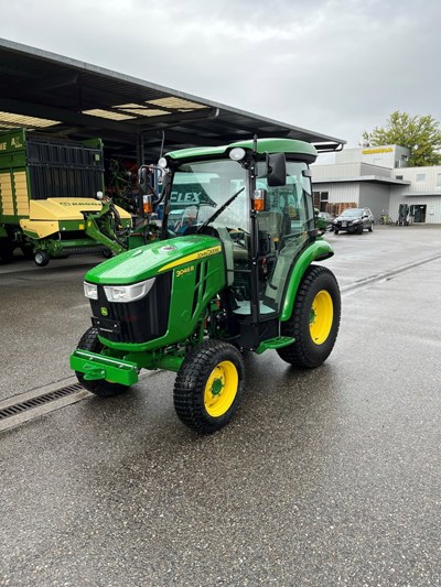 Kommunaltraktor John Deere 3046 R - Demo