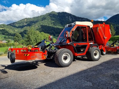 Reform Metrac H7 mit Schneepflug / Rasenmäher