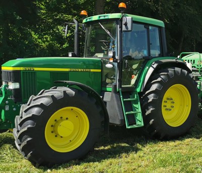 John Deere 6910