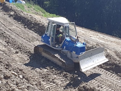 Moorraupe Komatsu D-41 mit Russpartikelfilter und 3 Wegeschild