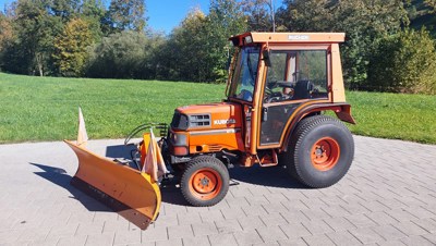 Kubota ST 30 mit Zaugg Schneepflug