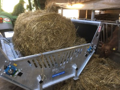 Rundballenauflöser/Rundballenabwickler/Dérouleuse à balles rondes, aus Irland