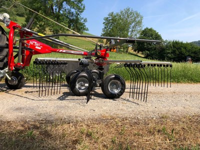 Massey Ferguson Kreiselschwader RK361 (Fella Juras 351DN)