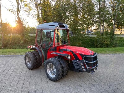 A. CARRARO Kompaktschlepper mit Frontlenkung TRH 9800