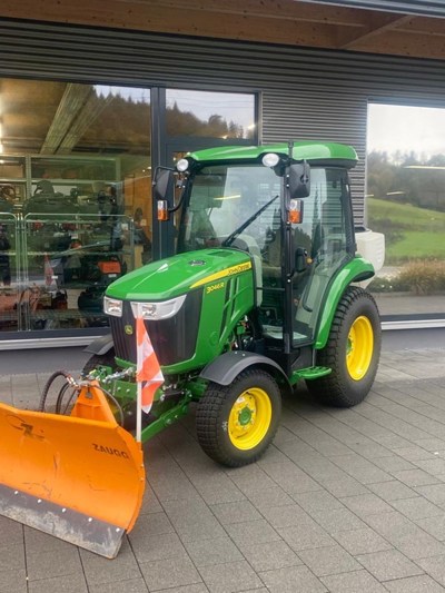 Kommunaltraktor John Deere 3046R inkl. Schneepflug, Salzstreuer und Mähwerk