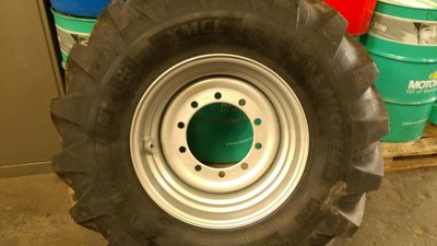 Rad mit Reifen 500 / 70 R24