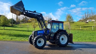 Valtra A85-4 mit Frontlader und Seilwinde