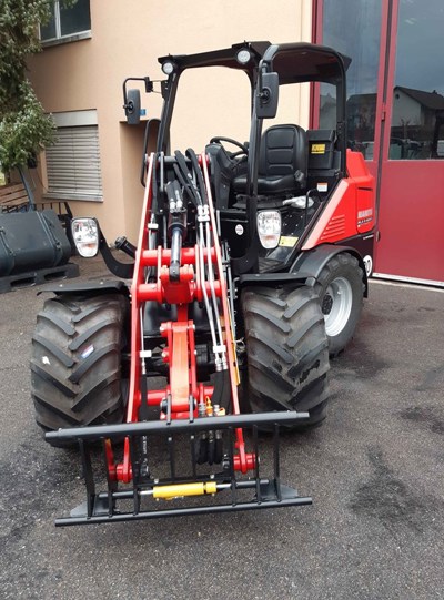 Hoflader Hoftrac  Manitou Knicklader Kompaktlader Hofschlepper Pneulader