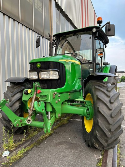 John Deere 5820